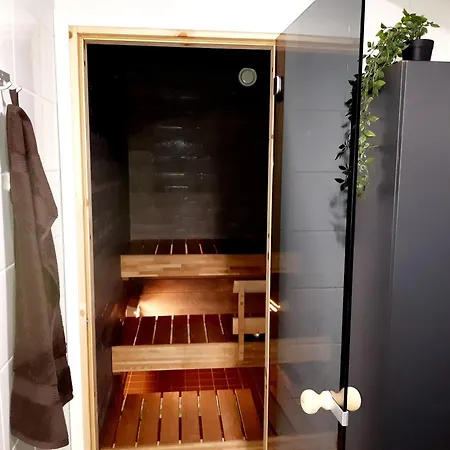 Apartmán Upea Loft-asunto Kattoikkunoilla Iittalassa Junaradan Vieressae Hämeenlinna